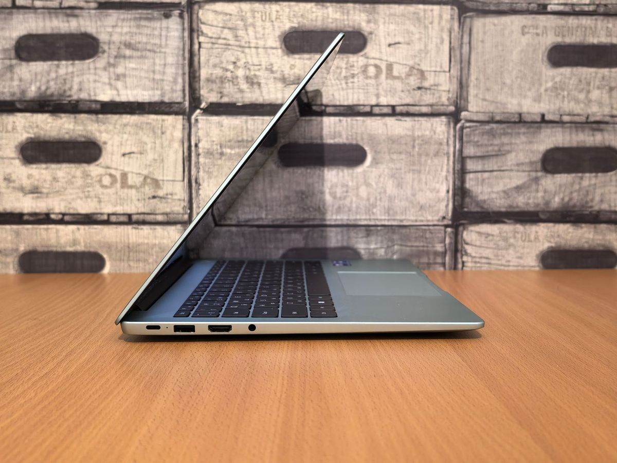 Representative photo for Apple MacBook Pro 14" M4 Pro: a thin laptop on a clean desk